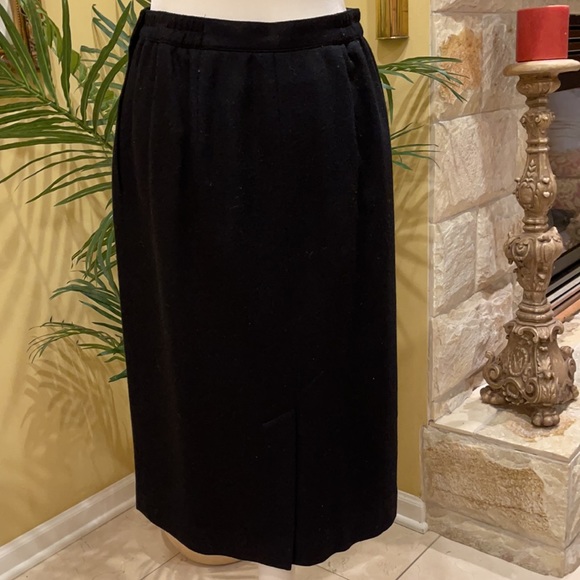 NWOT Invisible Elastic Waist Black Skirt Size 12 - Picture 3 of 13